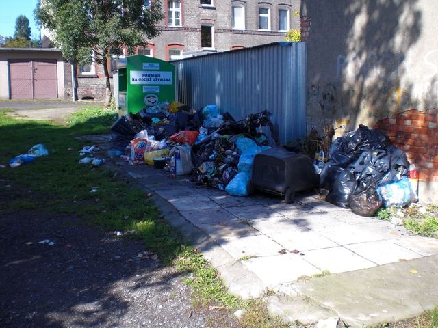 Rozrzucone śmieci w rejonie ulicy Monterskiej -fot.słuchacz [27.09.2013]