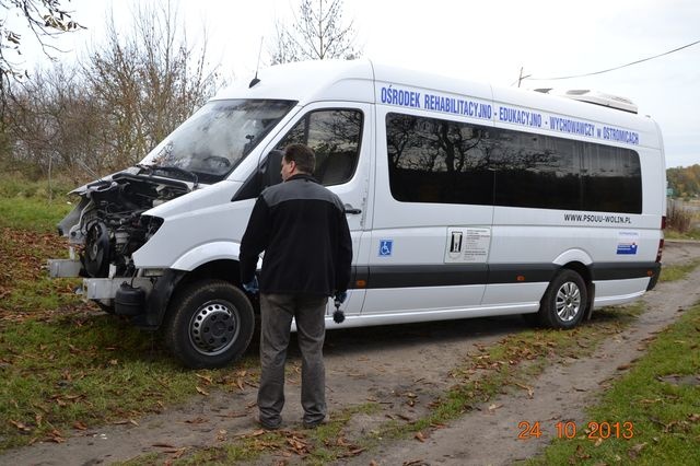 Okradziony bus ośrodka rehabilitacyjnego w Ostromicach - fot.słuchacz [23.10.2013]