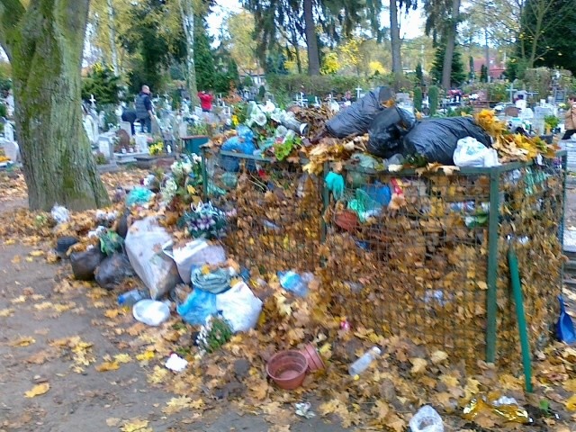 Śmieci na Cmentarzu Centralnym - fot.słuchacz [28.10.2013]