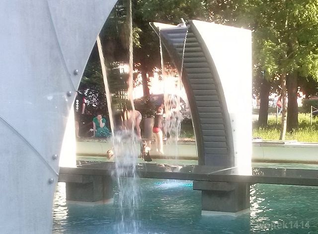kąpiel w fontannie na pl.Zwycięstwa - fot.słuchacz [23.05.2014]