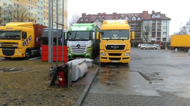 Złe parkowanie przy stacji paliw - fot.słuchaczka 2.03.2015