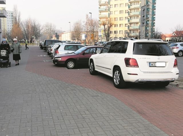 Nieprawidłowo zaparkowany samochód przy ul.Bandurskiego - fot.Słuchacz 3.03.2015