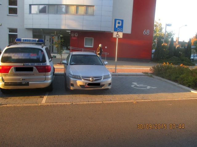Auto na miejscu dla osób niepełnosprawnych, fot. SM Szczecin 30.09.2015