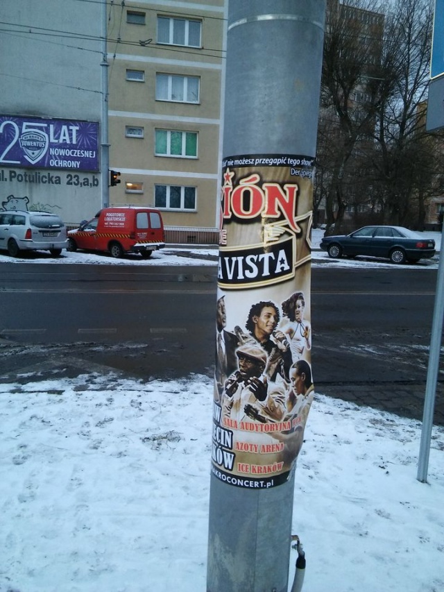Niestetycznie (?) powieszone plakaty na ul.Potulickiej - fot.Słuchacz 20.01.2016