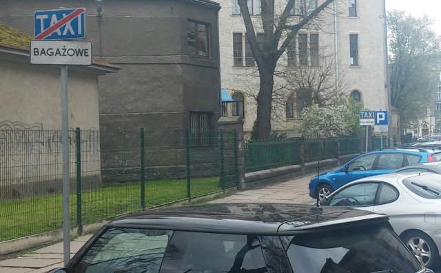 Postoj taxi przy ul. Chodkiewicza, fot. Słuchacz Jacek 29.04.2016