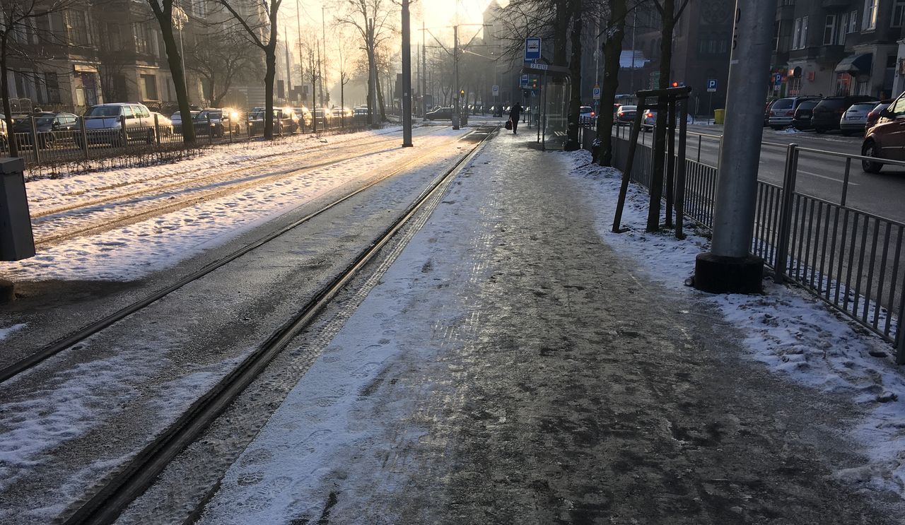 Kilkadziesiąt osób pracuje na ulicach Szczecina, mają za zadanie oczyszczenie chodników z zalegającego śniegu i lodu - poinformował o tym w mediach społecznościowych prezydent Szczecina Piotr Krzystek. Tak jest już od kilku dni.