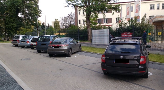Parkowanie przy ul. Broniewskiego 06.10.2017