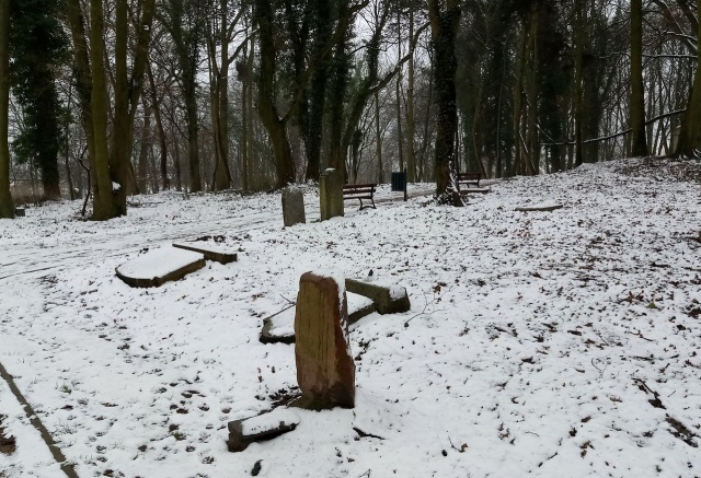 Lapidarium przy ulicy Ostrowskiej, fot. Słuchacz, pan Marcin 12.02.2018