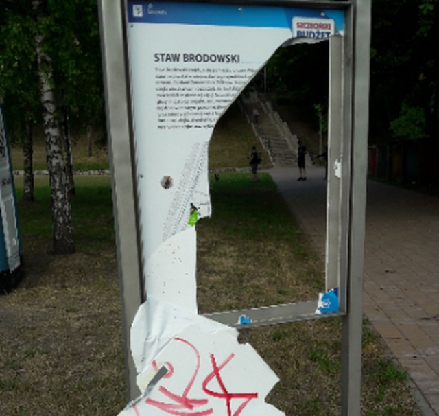 Zdewastowane tablice przy Stawie Brodowskim, fot. Słuchacz, pan Jacek 04.07.2018