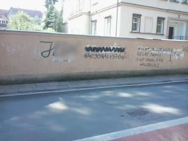Napisy na murze przy ul. Szymanowskiego 17.07.2018