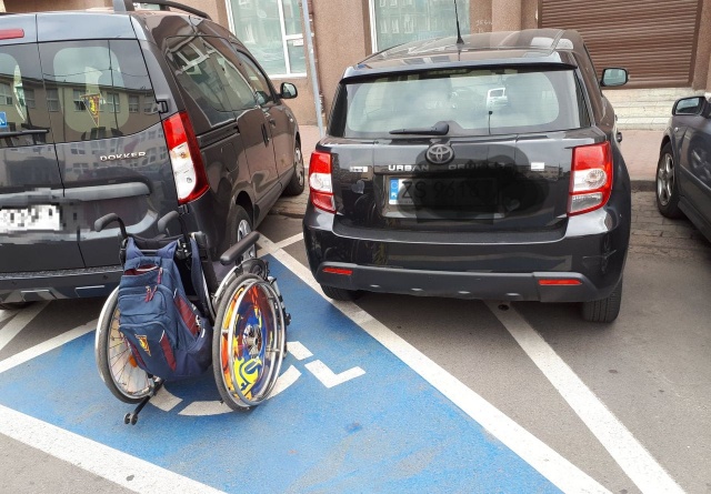 Samochód dla miejscu dla niepełnosprawnych, fot. Dorota 07.09.2018