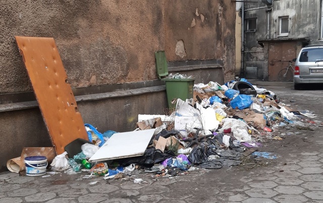 Śmieci przy Monte Cassino, fot. Słuchacz 28.02.2019