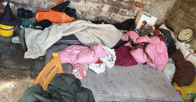 Bezdomni przy ul. Kołłątaja, fot. Słuchacz 17.04.2019