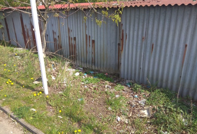 Śmieci za garażami przy wjeździe do sklepu Tesco przy ul. Milczańskiej.., fot. Słuchacz, pan Adrian 26.04.2019