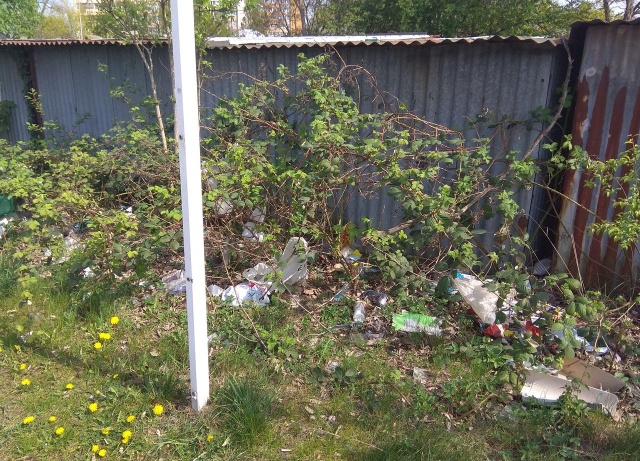 Śmieci za garażami przy wjeździe do sklepu Tesco przy ul. Milczańskiej.., fot. Słuchacz, pan Adrian 26.04.2019