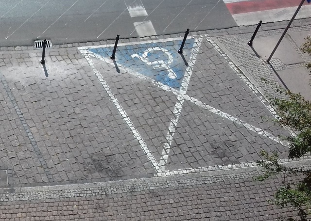 "Zasłupkowane" miejsce dla osób niepełnosprawnych przy Placu Grunwaldzkim, fot. Słuchacz 30.07.2019