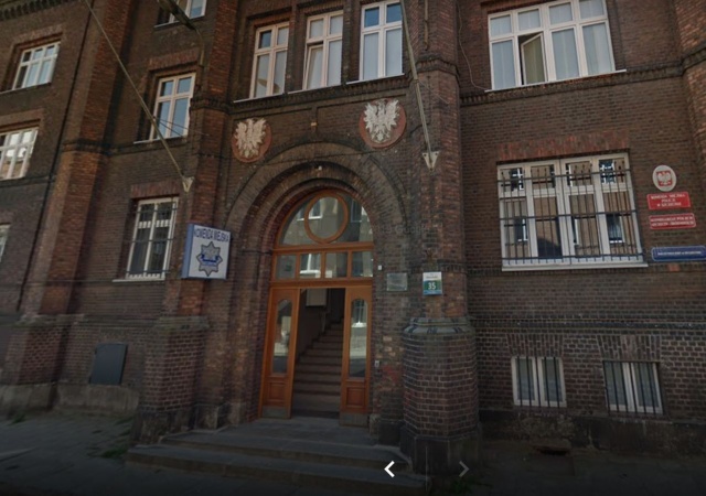 Orzeł bez korony na budynku Komendy Miejskiej Policji w Szczecinie, fot. google.com 31.07.2019
