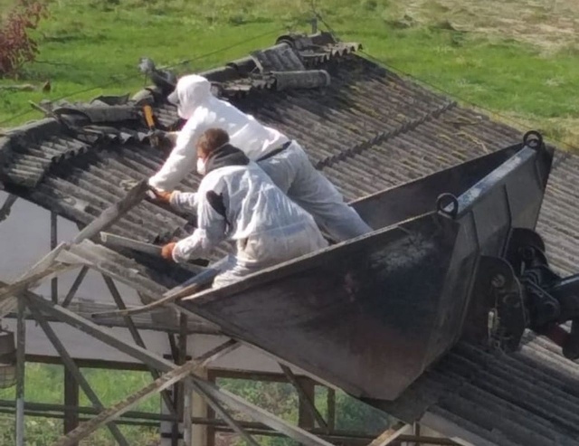 Rozbiórka azbestowego dachu, fot. Słuchacz 13.09.2019