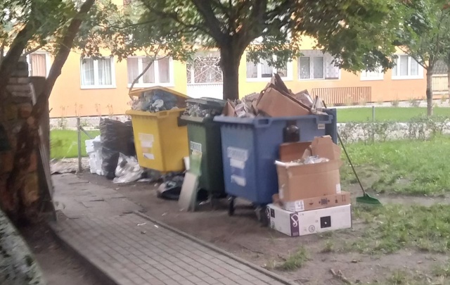 Śmieci przy ul. Mazurskiej, fot. Słuchacz 16.09.2019