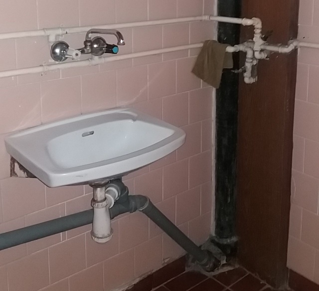 Toalety w SP 74, fot. Słuchaczka 30.09.2019