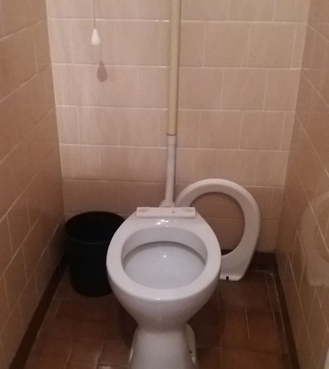 Toalety w SP 74, fot. Słuchaczka 30.09.2019