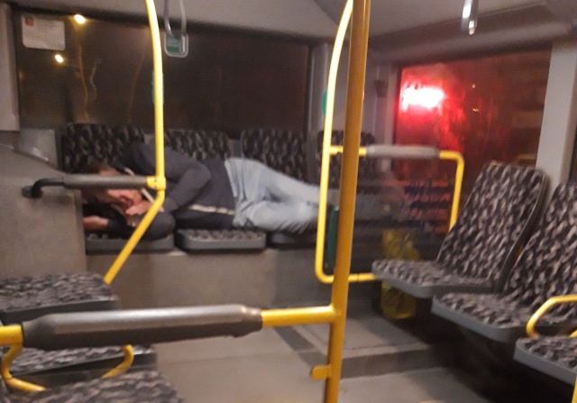 Śpiący w autobusie, fot. Słuchacz, pan Marek 14.11.2019