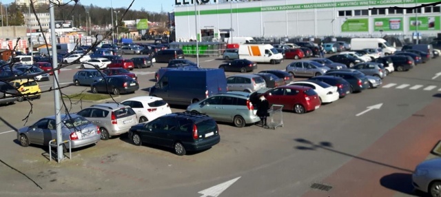 Parking przy jednym z marketów budowlanych, fot. Prezydent Szczecina Piotr Krzystek 17.03.2020