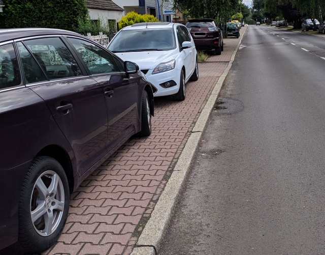 Parkowanie na ul. Dworskiej, fot. Słuchacz, pan Krzysztof 21.07.2020