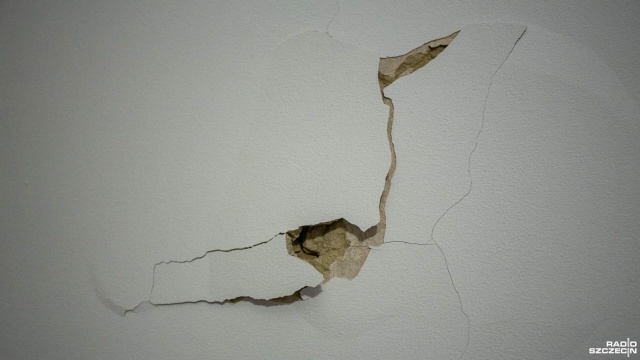Dziura w ścianie w mieszkaniu naszej Słuchaczki, fot. Wojciech Ochrymiuk PR Szczecin 13.11.2020