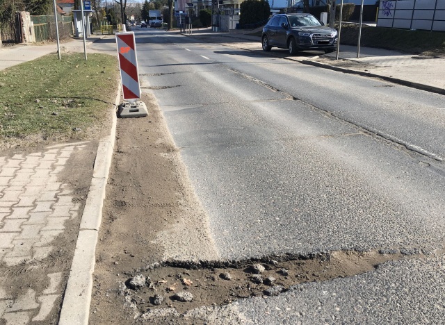 Dziury na ulicy Koralowej i Modrej, fot. P. Tolko, Radio Szczecin 11.03.2021