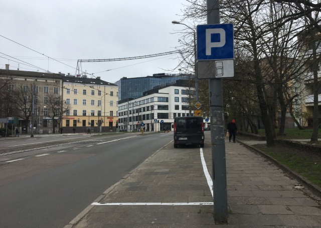 Nowe miejsca parkingowe na ul. Dworcowej, fot. S. Orlik 16.04.2021