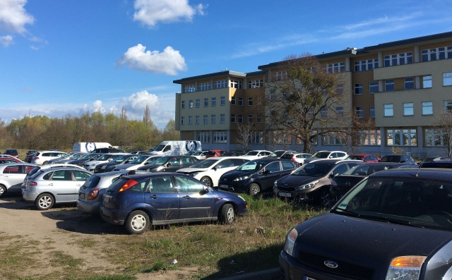 Zatłoczony parking przy siedzibie ZUS, fot. S. Orlik 11.06.2021