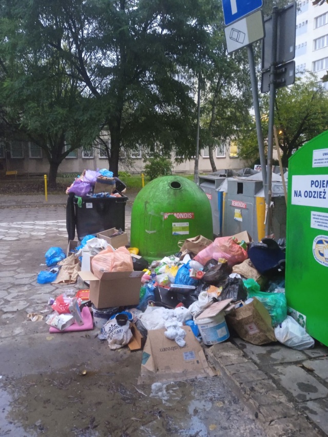 Sterta śmieci przy ul.Kadłubka - fot.Słuchaczka 30.09.2021