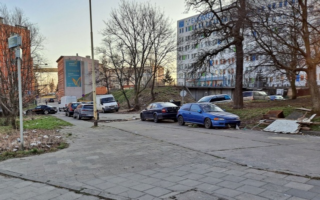 Wraki i śmieci przy ul. Dubois, fot. Słuchaczka 22.03.2022