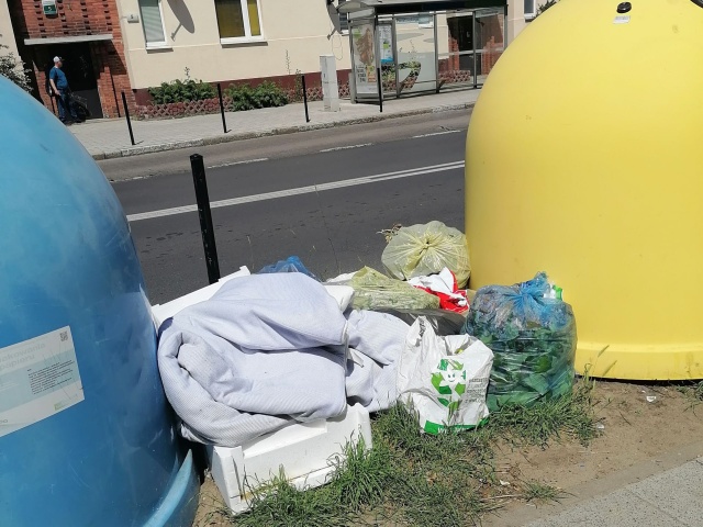 Śmieci przy ul. Poniatowskego, fot. Słuchaczka 21.06.2022