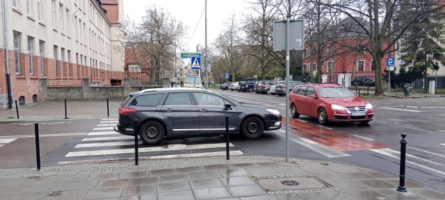 Przejście tuż przy skrzyżowaniu - fot.Słuchacz 19.04.2023