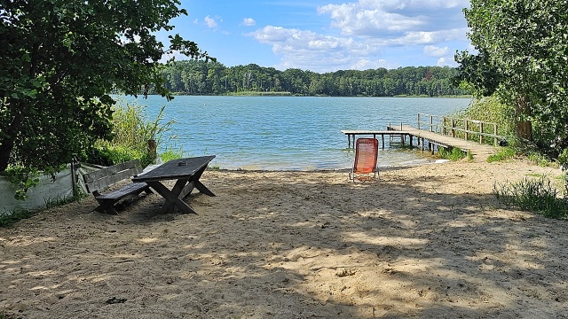 Plaża przy jeziorze Narost, fot. Stanisław Sikora 09.08.2024