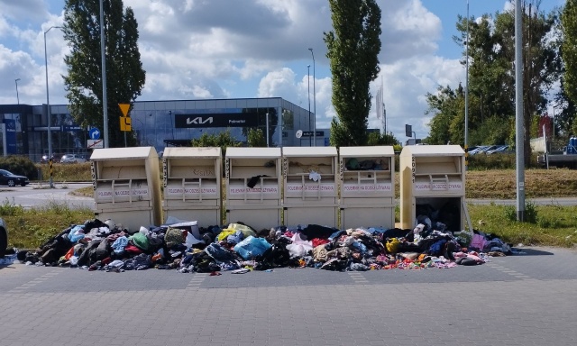 Bałagan przy pojemnikach na odzież, fof. Słuchacz, pan Marcin 12.08.2024