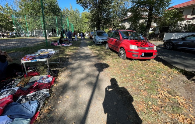 Parkowanie przy pchlim targu, fot. Słuchacz 23.09.2024