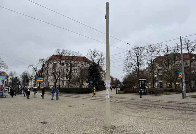 Słup na Placu Grunwaldzkim, fot. Słuchacz, pan Filip 22.04.2025