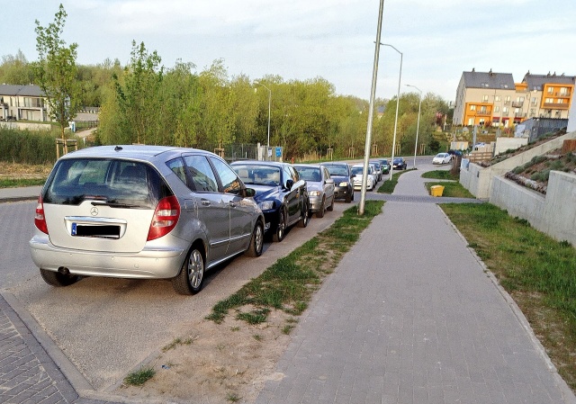 Parkowanie przy u. Sobola, fot. Słuchacz 22.04.2025