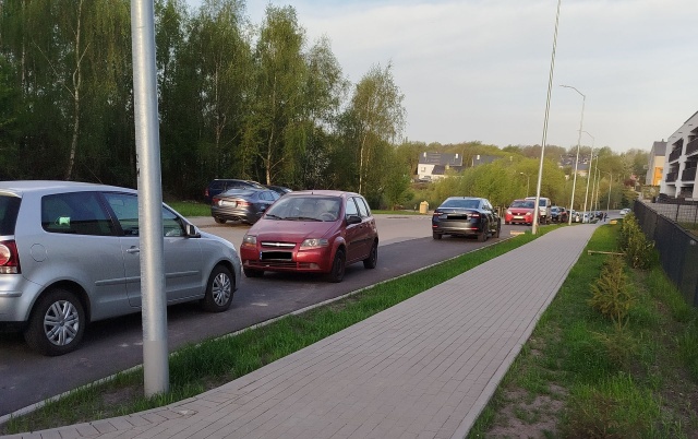 Parkowanie przy u. Sobola, fot. Słuchacz 22.04.2025