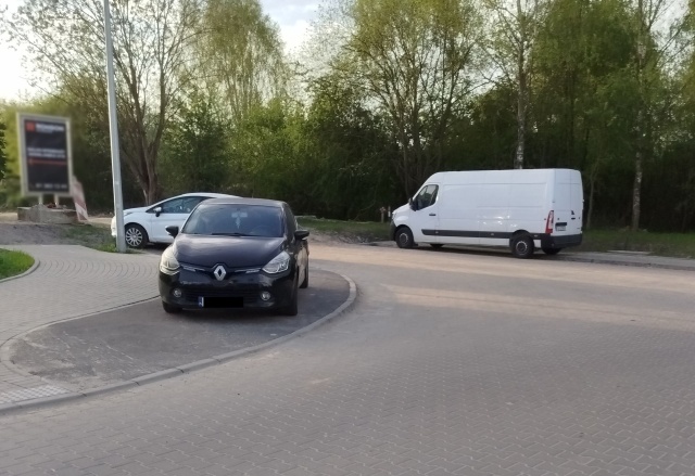 Parkowanie przy u. Sobola, fot. Słuchacz 22.04.2025