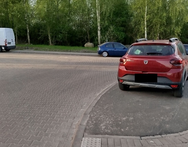 Parkowanie przy u. Sobola, fot. Słuchacz 22.04.2025