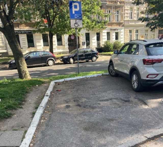 Miejsce dla osób niepełnosprawnych, zdjęcie z 9.09.2023, fot. Słuchacz 23.05.2025