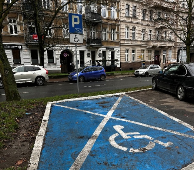Miejsce dla osób niepełnosprawnych, zdjęcie z grudnia 2024, fot. google.com 23.05.2025