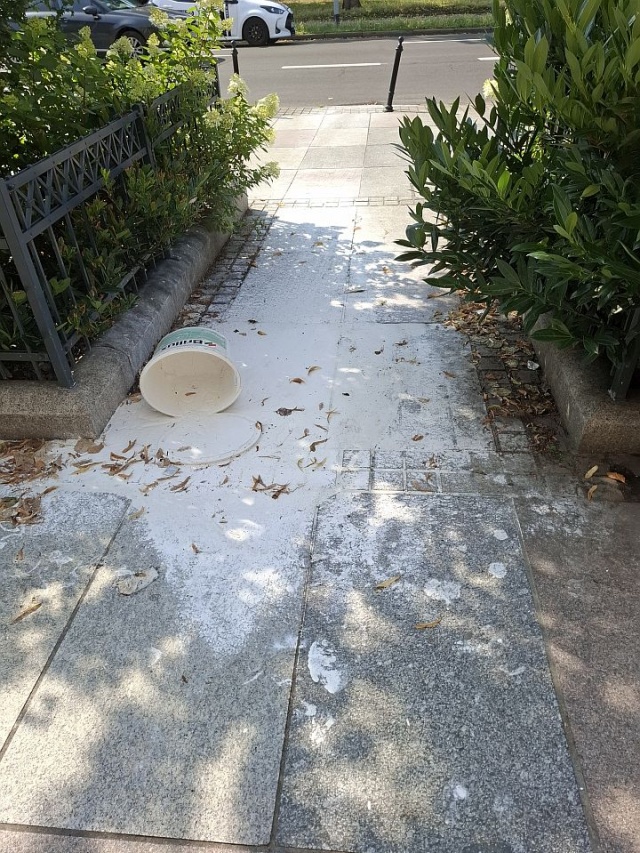 Rozlana farba przy ul.Jana Pawła II 13 - fot.Słuchacz 18.07.2025