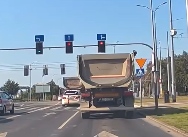 Ciężarówka "na czerwonym", źródło: fb.watch/Br-3HuyS_s/ 13.08.2025