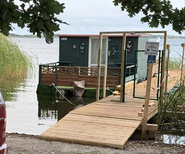 Zamknięty pomost przy J. Miedwie, fot. Słuchacz, pan Krzysztof 28.08.2025
