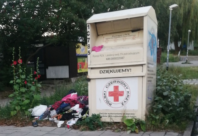Podrzucone odpady telstylne przy ul. Romera, fot. Słuchaczka, pani Bożena 03.09.2025